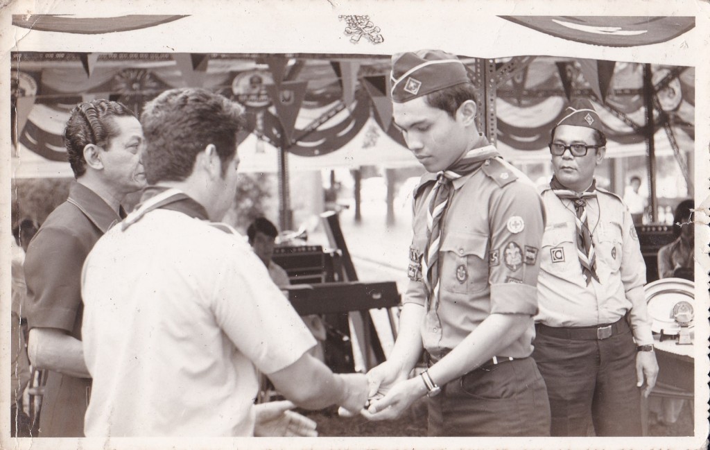 1973 Datuk Murad Pengarah Pelajaran Malaysia, Mr Robert Tee Sing pesurujaya daerah Pengakap KL, mior rosli, penyampaian lencana Pengakap Raja